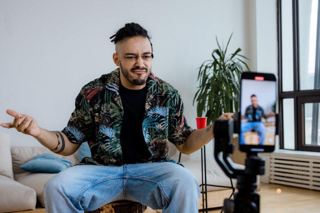 Entrepreneur qui se sent à l aise devant la caméra pour créer du contenu vidéo