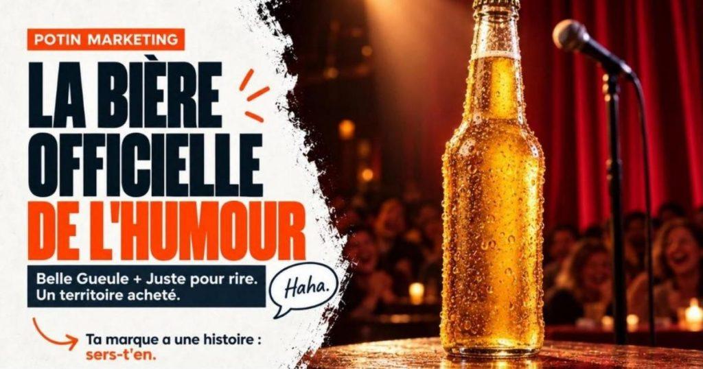 Bouteille de bière blonde embuée posée au bord d'une scène de stand-up avec micro et rideau rouge. Belle Gueule, bière officielle de l'humour