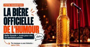 Bouteille de bière blonde embuée posée au bord d'une scène de stand-up avec micro et rideau rouge. Belle Gueule, bière officielle de l'humour