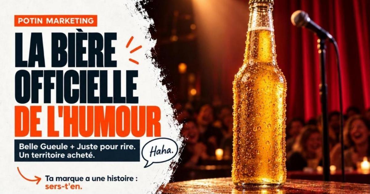 Bouteille de bière blonde embuée posée au bord d'une scène de stand-up avec micro et rideau rouge. Belle Gueule, bière officielle de l'humour