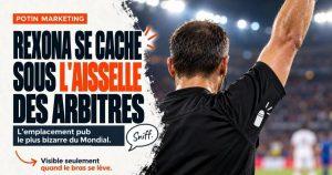 Arbitre de soccer de dos, bras levé, avec un petit logo caché sous l'aisselle. Rexona cache son logo sous l'aisselle des arbitres du Mondial 2026