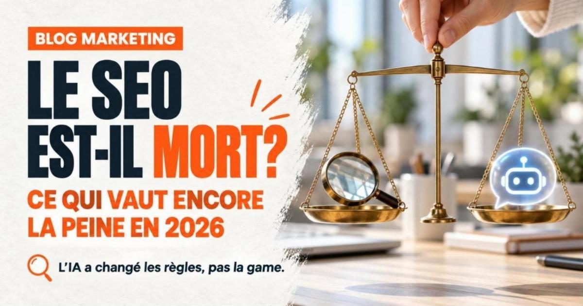 Balance tenue par une main avec une loupe de recherche d'un côté et une bulle de chatbot IA lumineuse de l'autre. Le SEO, est-ce que ça vaut encore la peine en 2026 avec l'IA?